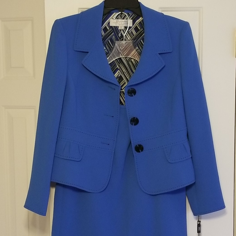 Suit with skirt